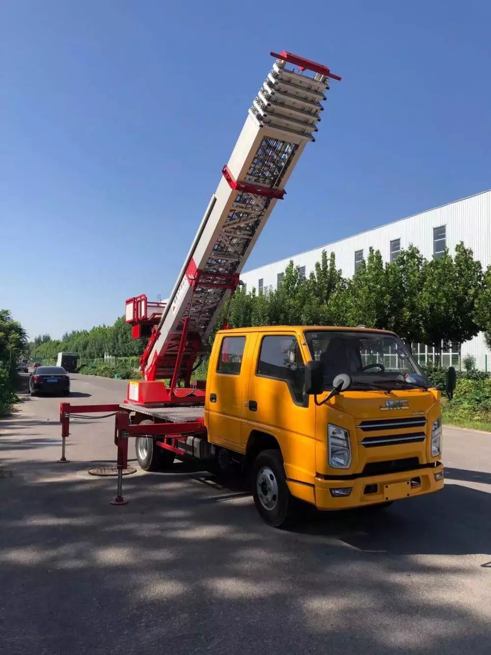 大冶附近的云梯车出租服务：轻松解决高空作业需求